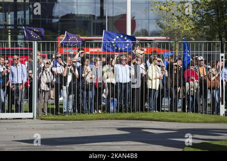 Les partisans des drapeaux européens attendent devant la Chancellerie la rencontre entre la chancelière allemande Angela Merkel et le président français Emmanuel Macron à Berlin, en Allemagne, sur 15 mai 2017. (Photo par Emmanuele Contini/NurPhoto) *** Veuillez utiliser le crédit du champ de crédit *** Banque D'Images