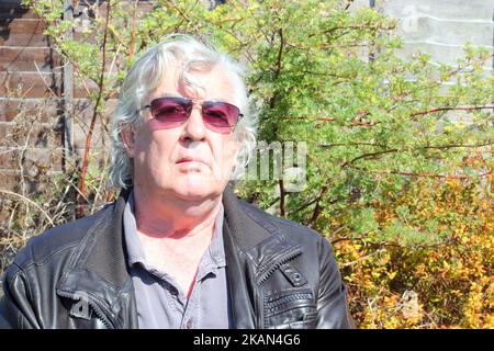 Un homme âgé ou vieux portant des lunettes de soleil et regardant vers l'appareil photo très sérieux. Agacé ou en colère. Banque D'Images