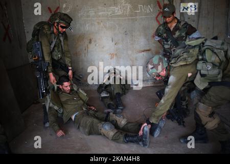 Les soldats israéliens de la Brigade Golani participent à un exercice de guerre urbaine dans un village fictif de la base militaire d'Elyakim, dans le nord d'Israël, au 16 mai 2017. (Photo de Corinna Kern/NurPhoto) *** Veuillez utiliser le crédit du champ de crédit *** Banque D'Images