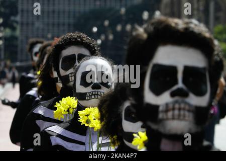 Les gens manifestent contre l'administration actuelle à Sao Paulo, au Brésil, sur 16 mai 2017. (Photo de Fabio Vieira/FotoRua/NurPhoto) *** Veuillez utiliser le crédit du champ de crédit *** Banque D'Images