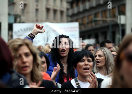 Les syndicats manifestent lors d'une grève générale de 24 heures à Athènes, Grèce, 17 mai 2017. Des milliers de personnes manifestent contre les nouvelles mesures d'austérité lors d'une grève générale de 24 heures qui a mis le secteur public hors service. (Photo de Giorgos Georgiou/NurPhoto) *** Veuillez utiliser le crédit du champ de crédit *** Banque D'Images