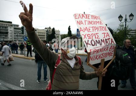 Les syndicats manifestent lors d'une grève générale de 24 heures à Athènes, Grèce, 17 mai 2017. Des milliers de personnes manifestent contre les nouvelles mesures d'austérité lors d'une grève générale de 24 heures qui a mis le secteur public hors service. (Photo de Giorgos Georgiou/NurPhoto) *** Veuillez utiliser le crédit du champ de crédit *** Banque D'Images