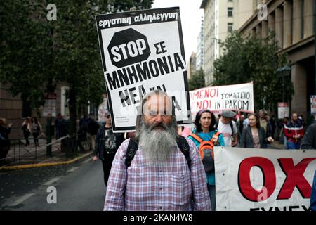 Les syndicats manifestent lors d'une grève générale de 24 heures à Athènes, Grèce, 17 mai 2017. Des milliers de personnes manifestent contre les nouvelles mesures d'austérité lors d'une grève générale de 24 heures qui a mis le secteur public hors service. (Photo de Giorgos Georgiou/NurPhoto) *** Veuillez utiliser le crédit du champ de crédit *** Banque D'Images
