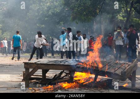 Les étudiants de l'école de formation des médecins-assistants de Dhaka (MATS) se sont heurtés à des affrontements avec la police près du Shahbagh à Dhaka, sur 18 mai 2017, à des demandes qui comprenaient l'accès à des emplois gouvernementaux de deuxième classe et la possibilité d'un enseignement supérieur dans les facultés de médecine. (Photo de Mehedi Hasan/NurPhoto) *** Veuillez utiliser le crédit du champ de crédit *** Banque D'Images