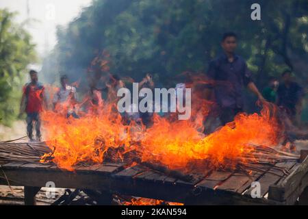 Les étudiants de l'école de formation des médecins-assistants de Dhaka (MATS) se sont heurtés à des affrontements avec la police près du Shahbagh à Dhaka, sur 18 mai 2017, à des demandes qui comprenaient l'accès à des emplois gouvernementaux de deuxième classe et la possibilité d'un enseignement supérieur dans les facultés de médecine. (Photo de Mehedi Hasan/NurPhoto) *** Veuillez utiliser le crédit du champ de crédit *** Banque D'Images
