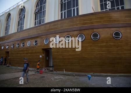 Bientôt une mosquée appelée “Mesjid Kapal” (mosquée de navire) A été construit une fois comme point de rencontre pour l'organisation de l'Islam dans le centre de Java, mais ensuite à cause de la conception qui ressemble à une mosquée et aussi à un gros navire qui ressemble à un navire qui a été utilisé par le prophète Noah dans les jours anciens, les gens l'appellent aussi comme "mosquée de Noah". Située à Ngaliyan-Semarang-Central Java, la mosquée devient le nouveau site touristique pour les personnes qui veulent la voir. L'administration de la mosquée a déclaré qu'il avait déjà été convenu par le maire de Semarang et le gouverneur central de Java que le site sera approuvé pour être une mosquée qui n'était qu'une réunion Banque D'Images