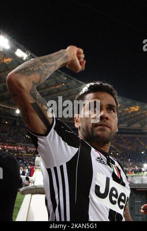 Le défenseur de Juventus Dani Alves (23) célèbre la victoire après le match de football final de Coppa Italia JUVENTUS - LAZIO le 17/05/2017 au Stadio Olimpico à Rome, Italie. (Photo de Matteo Bottanelli/NurPhoto) *** Veuillez utiliser le crédit du champ de crédit *** Banque D'Images