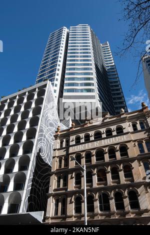 Vue vers le haut depuis le niveau de la rue du bâtiment du patrimoine, les niveaux de l'hôtel et la tour d'appartement au sommet. The Castle & porter House, Sydney, Australie. Architecte: CA Banque D'Images