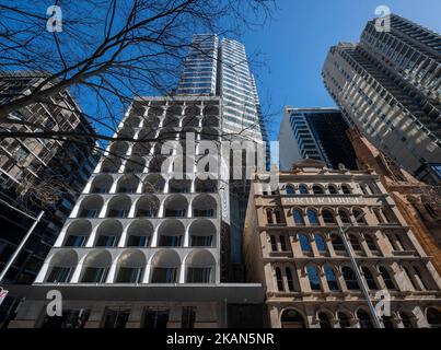 Vue vers le haut depuis le niveau de la rue du bâtiment du patrimoine, les niveaux de l'hôtel et la tour d'appartement au sommet. The Castle & porter House, Sydney, Australie. Architecte: CA Banque D'Images