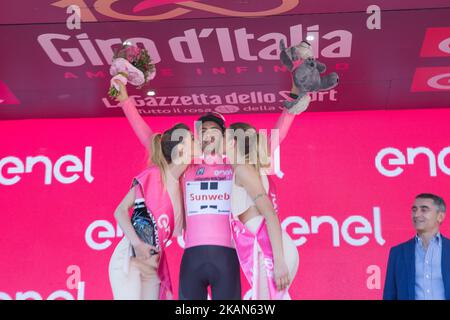 Le cycliste néerlandais Tom Dumoulin, de Sunweb, célèbre sur le podium avec son maillot rose à la fin de la 13th étape de la course de vélo Giro d'Italia 100th, Tour d'Italie, de Reggio Emilia à Tortona sur 19 mai 2017 à Tortona. Tom Dumoulin a terminé près derrière dans le maillot rose du chef de course pour maintenir son avance de 2min 23sec sur le favori de course et champion de 2014. (Photo de Fabio Averna/NurPhoto) *** Veuillez utiliser le crédit du champ de crédit *** Banque D'Images