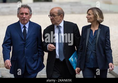 François Bayrou, ministre français de la Justice, à gauche, Jean-Yves le Drian, ministre français de l'Europe, au centre, et Marielle de Sarnez, ministre française des Affaires européennes, partent jeudi à l'issue d'une réunion du cabinet à l'Elysée à Paris, en France, à 18 mai 2017. (Photo de Julien Mattia/NurPhoto) *** Veuillez utiliser le crédit du champ de crédit *** Banque D'Images