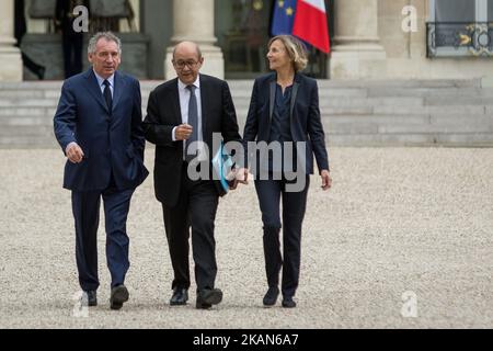 François Bayrou, ministre français de la Justice, à gauche, Jean-Yves le Drian, ministre français de l'Europe, au centre, et Marielle de Sarnez, ministre française des Affaires européennes, partent jeudi à l'issue d'une réunion du cabinet à l'Elysée à Paris, en France, à 18 mai 2017. (Photo de Julien Mattia/NurPhoto) *** Veuillez utiliser le crédit du champ de crédit *** Banque D'Images