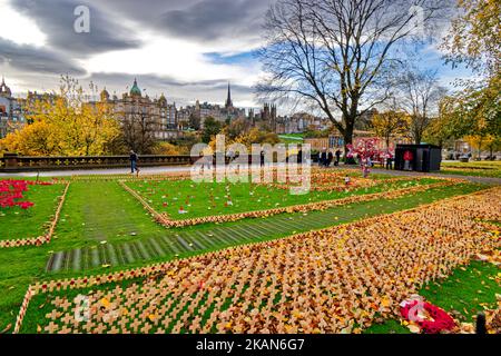 Édimbourg Écosse Princes Street des croix en bois et des coquelicots entourent le monument Scott du dimanche du souvenir 2022 Banque D'Images