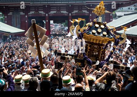 Les habitants d'Asakusa s'unissent pour porter un 'Mikoshi' (sanctuaires portables) pendant qu'ils chantent ensemble pendant le festival de Sanja devant le temple Senso-ji à Asakusa, Tokyo sur 20 mai 2017. Ces mikoshi sont transportés dans les rues d'Asakusa pour apporter chance, bénédictions et prospérité à la région et à ses habitants. (Photo de Richard Atrero de Guzman/NurPhoto) *** Veuillez utiliser le crédit du champ de crédit *** Banque D'Images
