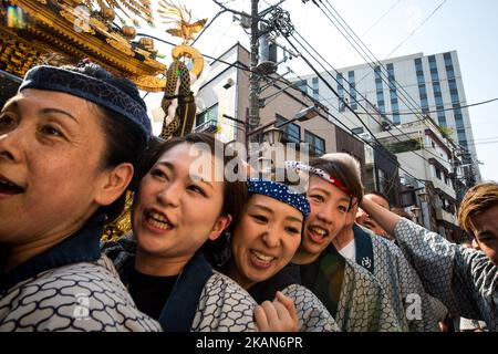 Les résidents d'Asakusa ensemble pour transporter un 'Mikoshi' (sanctuaires portables) pendant qu'ils chantent ensemble pendant le festival de Sanja à Asakusa, Tokyo sur 20 mai 2017. Ces mikoshi sont transportés dans les rues d'Asakusa pour apporter chance, bénédictions et prospérité à la région et à ses habitants. (Photo de Richard Atrero de Guzman/NurPhoto) *** Veuillez utiliser le crédit du champ de crédit *** Banque D'Images