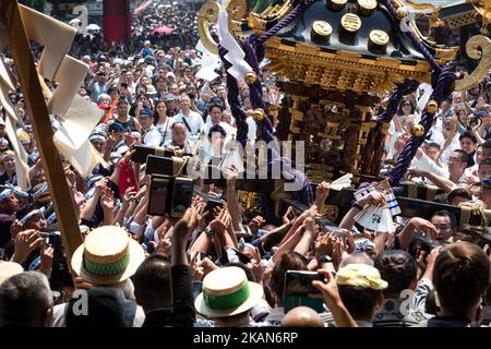 Les habitants d'Asakusa s'unissent pour porter un 'Mikoshi' (sanctuaires portables) pendant qu'ils chantent ensemble pendant le festival de Sanja devant le temple Senso-ji à Asakusa, Tokyo sur 20 mai 2017. Ces mikoshi sont transportés dans les rues d'Asakusa pour apporter chance, bénédictions et prospérité à la région et à ses habitants. (Photo de Richard Atrero de Guzman/NurPhoto) *** Veuillez utiliser le crédit du champ de crédit *** Banque D'Images