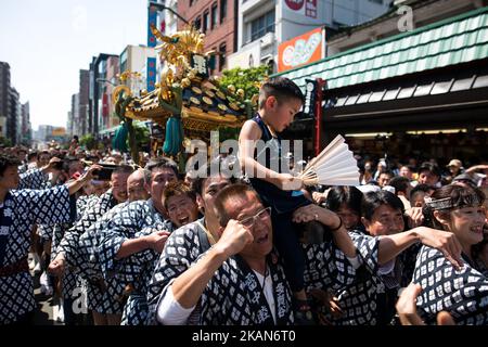 Les résidents d'Asakusa ensemble pour transporter un 'Mikoshi' (sanctuaires portables) pendant qu'ils chantent ensemble pendant le festival de Sanja à Asakusa, Tokyo sur 21 mai 2017. Ces mikoshi sont transportés dans les rues d'Asakusa pour apporter chance, bénédictions et prospérité à la région et à ses habitants. (Photo de Richard Atrero de Guzman/NurPhoto) *** Veuillez utiliser le crédit du champ de crédit *** Banque D'Images