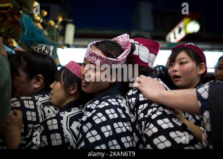 Les résidents d'Asakusa ensemble pour transporter un 'Mikoshi' (sanctuaires portables) pendant qu'ils chantent ensemble pendant le festival de Sanja à Asakusa, Tokyo sur 20 mai 2017. Ces mikoshi sont transportés dans les rues d'Asakusa pour apporter chance, bénédictions et prospérité à la région et à ses habitants. (Photo de Richard Atrero de Guzman/NurPhoto) *** Veuillez utiliser le crédit du champ de crédit *** Banque D'Images