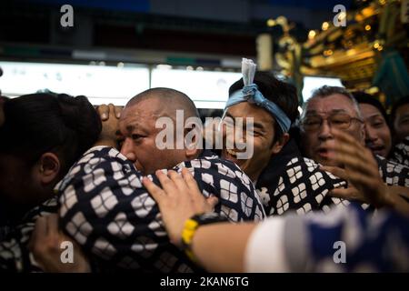 Les résidents d'Asakusa ensemble pour transporter un 'Mikoshi' (sanctuaires portables) pendant qu'ils chantent ensemble pendant le festival de Sanja à Asakusa, Tokyo sur 20 mai 2017. Ces mikoshi sont transportés dans les rues d'Asakusa pour apporter chance, bénédictions et prospérité à la région et à ses habitants. (Photo de Richard Atrero de Guzman/NurPhoto) *** Veuillez utiliser le crédit du champ de crédit *** Banque D'Images