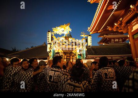Les résidents d'Asakusa ensemble pour transporter un 'Mikoshi' (sanctuaires portables) pendant qu'ils chantent ensemble pendant le festival de Sanja à Asakusa, Tokyo sur 20 mai 2017. Ces mikoshi sont transportés dans les rues d'Asakusa pour apporter chance, bénédictions et prospérité à la région et à ses habitants. (Photo de Richard Atrero de Guzman/NurPhoto) *** Veuillez utiliser le crédit du champ de crédit *** Banque D'Images