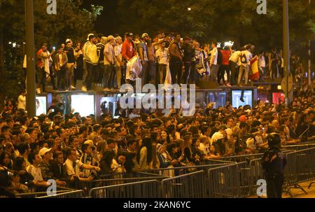 Le Real Madrid CF célèbre sur la place Cibeles après avoir remporté le titre la liga sur 21 mai 2017 à Madrid, Espagne. Real a battu Malaga 2-0 plus tôt à Malaga pour décrocher le titre de la ligue espagnole. (Photo par Raddad Jebarah/NurPhoto) *** Veuillez utiliser le crédit du champ de crédit *** Banque D'Images