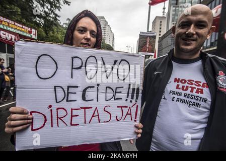 Les manifestants protestent contre le président brésilien Michel Temer le long de l'avenue Paulista à Sao Paulo, au Brésil, sur 21 mai 2017. Temer a dû faire face à une pression croissante pour démissionner jeudi après que la Cour suprême ait donné le feu vert à une enquête sur des allégations selon lesquelles il autorisait le paiement de l'argent de housh à déjà emprisonné Eduardo Cunha, l'ancien président en déringodé de la chambre basse du Congrès. (Photo de Cris Faga/NurPhoto) *** Veuillez utiliser le crédit du champ de crédit *** Banque D'Images