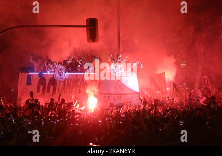 Le Real Madrid CF célèbre sur la place Cibeles après avoir remporté le titre la liga sur 21 mai 2017 à Madrid, Espagne. Real a battu Malaga 2-0 plus tôt à Malaga pour décrocher le titre de la ligue espagnole. (Photo par Raddad Jebarah/NurPhoto) *** Veuillez utiliser le crédit du champ de crédit *** Banque D'Images