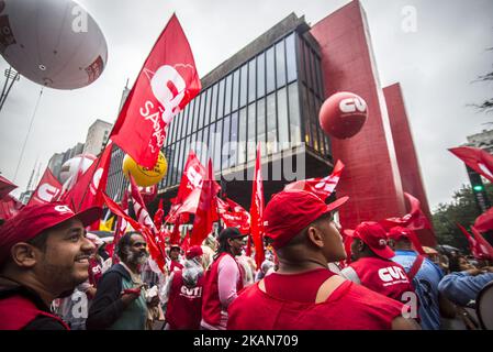 Les manifestants protestent contre le président brésilien Michel Temer le long de l'avenue Paulista à Sao Paulo, au Brésil, sur 21 mai 2017. Temer a dû faire face à une pression croissante pour démissionner jeudi après que la Cour suprême ait donné le feu vert à une enquête sur des allégations selon lesquelles il autorisait le paiement de l'argent de housh à déjà emprisonné Eduardo Cunha, l'ancien président en déringodé de la chambre basse du Congrès. (Photo de Cris Faga/NurPhoto) *** Veuillez utiliser le crédit du champ de crédit *** Banque D'Images