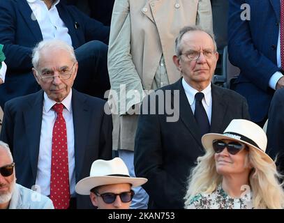 L'ancien Premier ministre italien Giuliano Amato (L) et le ministre italien des Finances Pier Carlo Padoan lors du match final de l'ATP tennis Open entre Alexander Zverev et Novak Djokovic sur 21 mai 2017, au Foro Italico à Rome.(photo de Silvia Lore/NurPhoto) *** Veuillez utiliser le crédit du champ de crédit *** Banque D'Images