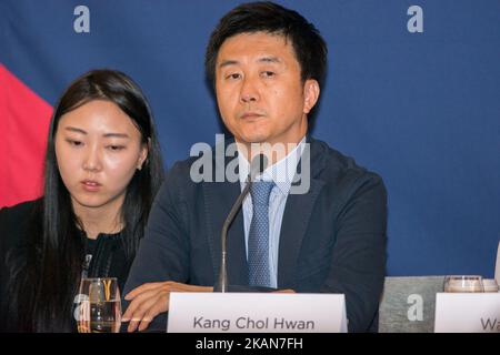 Kang Chol Hwan, un dissident nord-coréen qui a été emprisonné camp de concentration pendant 10 ans - assis à côté de son traducteur - parle au Forum de la liberté d'Oslo sur 22 mai 2017 2017 à l'Hôtel Intercontinental dans le centre d'Oslo. Lors de la conférence de presse d'ouverture du Forum d'Oslo sur la liberté, des militants des droits de l'homme du monde entier ont parlé de l'importance de défendre la démocratie dans un monde de plus en plus autoritaire. L'utilisation de fausses nouvelles et le désassemblage et la diffamation progressifs des institutions démocratiques de travail, y compris la presse, ont été identifiés comme des éléments clés d'un processus de désintégration Banque D'Images