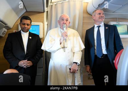 Base aérienne de Sakhir, Bahreïn. 03rd novembre 2022. Le pape François parle lors d'une conférence de presse avec des reporters dans un avion qui le prtoaing au Bahreïn Photographie par Vatican Mediia/Catholic Press photos . LIMITÉ À UNE UTILISATION ÉDITORIALE - PAS DE MARKETING - PAS DE CAMPAGNES PUBLICITAIRES. Crédit: Agence de photo indépendante/Alamy Live News crédit: Agence de photo indépendante Srl/Alamy Live News Banque D'Images