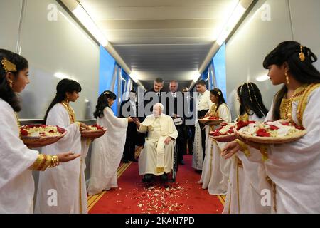 Base aérienne de Sakhir, Bahreïn. 03rd novembre 2022. Le pape François arrive à la base aérienne de Sakhir, à Bahreïn, le pape François fait la visite de 3-6 novembre pour participer à une conférence parrainée par le gouvernement sur le dialogue est-Ouest et pour ministre à la petite communauté catholique de Bahreïn, Une partie de son effort pour poursuivre le dialogue avec le monde musulman Photographie par Vatican Mediia/Catholic Press photos . LIMITÉ À UNE UTILISATION ÉDITORIALE - PAS DE MARKETING - PAS DE CAMPAGNES PUBLICITAIRES. Crédit: Agence de photo indépendante/Alamy Live News crédit: Agence de photo indépendante Srl/Alamy Live News Banque D'Images