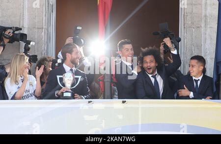 (G-D) la présidente de Madrid Cristina Cifuentes, Sergio Ramos, Cristiano Ronaldo, Marcelo, Lucas Vazquez lors des célébrations de la Ligue espagnole du Real Madrid au siège de Madrid à 22 mai 2017, Espagne. (Photo par Raddad Jebarah/NurPhoto) *** Veuillez utiliser le crédit du champ de crédit *** Banque D'Images