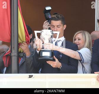 La présidente de Madrid Cristina Cifuentes et Cristiano Ronaldo s lors des célébrations de la Real Madrid Ligue espagnole au siège de Madrid sur 22 mai 2017 à Madrid, Espagne. (Photo par Raddad Jebarah/NurPhoto) *** Veuillez utiliser le crédit du champ de crédit *** Banque D'Images