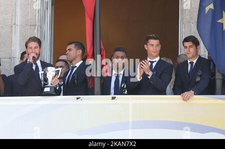 Sergio Ramos, Cristiano Ronaldo et Alvaro Morata lors des célébrations de la Real Madrid Ligue espagnole à Madrid siège sur 22 mai 2017 à Madrid, Espagne. (Photo par Raddad Jebarah/NurPhoto) *** Veuillez utiliser le crédit du champ de crédit *** Banque D'Images