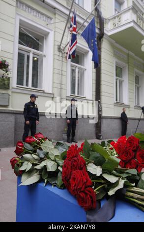 Fleurs en hommage aux victimes de l'attaque terroriste de Manchester Arena, est vu devant l'ambassade britannique, à Kiev, Ukraine, 23 mai, 2017. Vingt-deux personnes ont été tuées et des dizaines blessées lors d'une attaque terroriste à la Manchester Arena dans la nuit du 22 mai. (Photo de NurPhoto) *** Veuillez utiliser le crédit du champ de crédit *** Banque D'Images