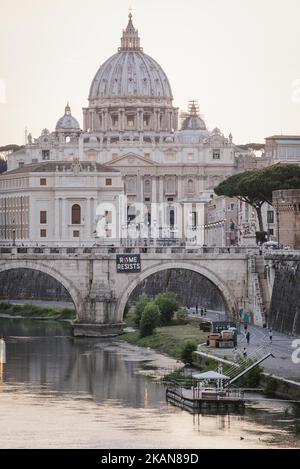 Une bannière contre Donald Trump est exposée sur le Ponte Sant'Angelo lors de la visite du Président à Rome. 23rd du 2017 mai, Rome (photo de Jacopo Landi/NurPhoto) *** Veuillez utiliser le crédit du champ de crédit *** Banque D'Images