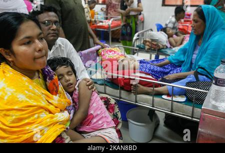 Les patients atteints de diarrhée ont augmenté ces derniers temps en raison de la hausse des températures et de la pénurie d'eau potable pure. Un camp de fortune du Centre international de recherche sur les maladies diarrhéiques est créé pour traiter les enfants, à Dhaka, au Bangladesh, sur 24 mai 2017. (Photo de Mehedi Hasan/NurPhoto) *** Veuillez utiliser le crédit du champ de crédit *** Banque D'Images