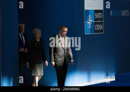 Le président turc Recep Tayyip Erdogan, la première ministre britannique Theresa May (C) et le président américain Donald Trump (L) arrivent au sommet de l'OTAN (Organisation du Traité de l'Atlantique Nord) au siège de l'OTAN, à Bruxelles, sur 25 mai 2017. (Photo par Arne Gillis/NurPhoto) *** Veuillez utiliser le crédit du champ de crédit *** Banque D'Images