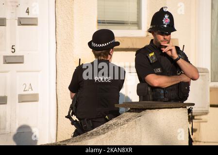 Les policiers gardent une résidence, un lieu où l'on croit qu'une partie de l'enquête sur l'explosion de l'aréna de Manchester est en train de prendre, jeudi à Manchester, au Royaume-Uni, 24 mai 2017. La police du Grand Manchester traite l'explosion après le concert Ariana Grande, qui a eu lieu le 05/22/2017 à Manchester Arena, comme un incident terroriste. (Photo de Jonathan Nicholson/NurPhoto) *** Veuillez utiliser le crédit du champ de crédit *** Banque D'Images