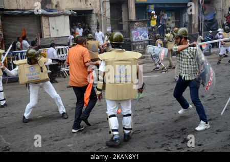 La police indienne disperse les militants du parti Bharatiya Janata lors de leur marche au siège de la police à Kolkata, Inde, le jeudi 25th mai 2017.obus de gaz, Des canons à eau et une douche de matraques ont transformé les rues de Kolkata en zone de guerre pour la deuxième fois en une semaine aujourd'hui, alors que la police et les manifestants se sont affrontés pendant une marche appelée par le BJP au quartier général de la police dans le quartier de Lalbazar, au cœur de la ville exigeant L'arrestation de dirigeants TMC « corrompus » . (Photo de Sonali Pal Chaudhury/NurPhoto) *** Veuillez utiliser le crédit du champ de crédit *** Banque D'Images