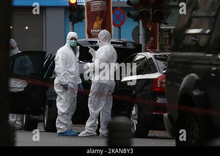 Attaque terroriste contre Lucas Papademos, dans le centre d'Athènes, sur 25 mai 2017. L'ancien Premier ministre grec Lucas Papademos a été blessé par une explosion à l'intérieur de sa voiture dans le centre d'Athènes, sur 25 mai 2017 (photo de Panayotis Tzamaros/NurPhoto) *** Veuillez utiliser le crédit du champ de crédit *** Banque D'Images