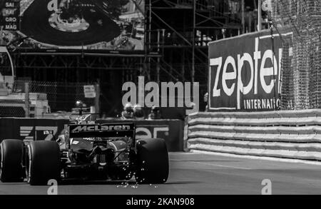 Jenson Button, de Grande-Bretagne et le pilote de l'écurie McLaren Honda F1, se rend lors de la séance d'essais sur le Grand Prix de Monaco de Formule 1 à bord de 25 mai 2017 à Monte Carlo, Monaco. (Photo de Robert Szaniszló/NurPhoto) *** Veuillez utiliser le crédit du champ de crédit *** Banque D'Images