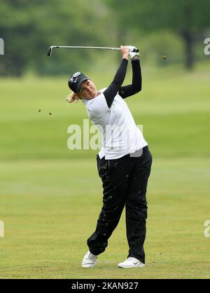 Ashleigh Buhai, d'Afrique du Sud, regarde son fairway tourné sur le 17th trous lors de la première partie du championnat Volvik LPGA au Travis Pointe Country Club, Ann Arbor, MI, USA jeudi, 25 mai, 2017. (Photo de Jorge Lemus/NurPhoto) *** Veuillez utiliser le crédit du champ de crédit *** Banque D'Images