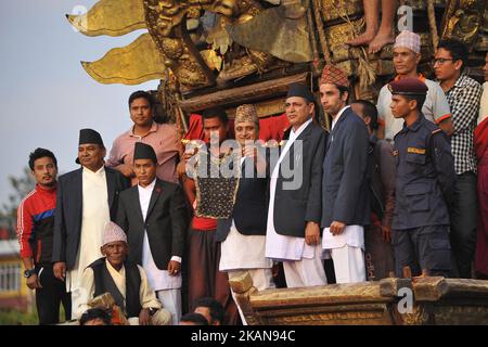 Les membres de Guthi Sansthan présentant la veste de joailli connue sous le nom de Bhoto au public à partir du char à l'occasion de la célébration du festival de Bhoto Jatra à Jawalakhel, Patan, Népal jeudi, 25 mai 2017. Rato Machindranath est également dit comme le « dieu de la pluie » et les hindous et les bouddhistes adorent le Machindranath dans l'espoir d'une bonne pluie pour prévenir la sécheresse pendant la saison de plantation de riz. (Photo de Narayan Maharajan/NurPhoto) *** Veuillez utiliser le crédit du champ de crédit *** Banque D'Images