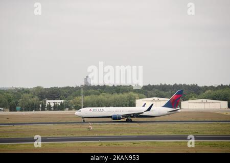 Un vol Delta Airlines d'un nouvel itinéraire direct depuis New York débarque à l'aéroport de Tegel à Berlin, en Allemagne, sur 26 mai 2017. (Photo par Emmanuele Contini/NurPhoto) *** Veuillez utiliser le crédit du champ de crédit *** Banque D'Images