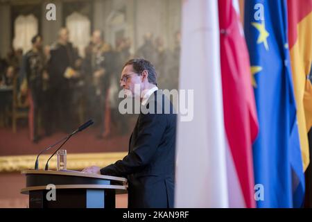 Le maire de Berlin, Michael Mueller, s'exprime lors de la cérémonie de remise de la Médaille Otto-Hahn à l'hôtel de ville de Berlin, en Allemagne, sur 25 mai 2017. Melinda Gates reçoit la Médaille Otto-Hahn pour la paix pour son activité philanthropique contre la pauvreté et la maladie dans le monde par l'intermédiaire de la Fondation Bill & Melinda Gates. (Photo par Emmanuele Contini/NurPhoto) *** Veuillez utiliser le crédit du champ de crédit *** Banque D'Images