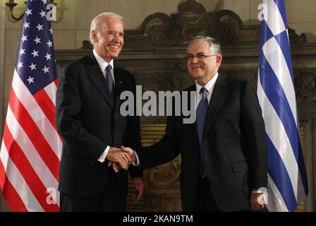 Grec PM Lucas Papademos (R) avec le vice-président américain Joe Biden, au manoir Maximos, à Athènes sur 6 décembre 2011 (photo de Panayotis Tzamaros/NurPhoto) *** Veuillez utiliser le crédit du champ de crédit *** Banque D'Images