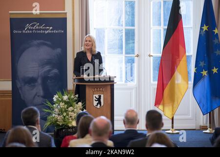 La ministre de la famille Manuela Schwesig s'exprime lors de la cérémonie de remise de la Médaille Otto-Hahn à l'hôtel de ville de Berlin, en Allemagne, sur 25 mai 2017. Melinda Gates reçoit la Médaille Otto-Hahn pour la paix pour son activité philanthropique contre la pauvreté et la maladie dans le monde par l'intermédiaire de la Fondation Bill & Melinda Gates. (Photo par Emmanuele Contini/NurPhoto) *** Veuillez utiliser le crédit du champ de crédit *** Banque D'Images