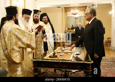 Photo du PM grec Lucas Papademos au cours de la cérémonie assermentée, au manoir présidentiel, à Athènes sur 11 novembre 2011 (photo de Panayotis Tzamaros/NurPhoto) *** Veuillez utiliser le crédit du champ de crédit *** Banque D'Images